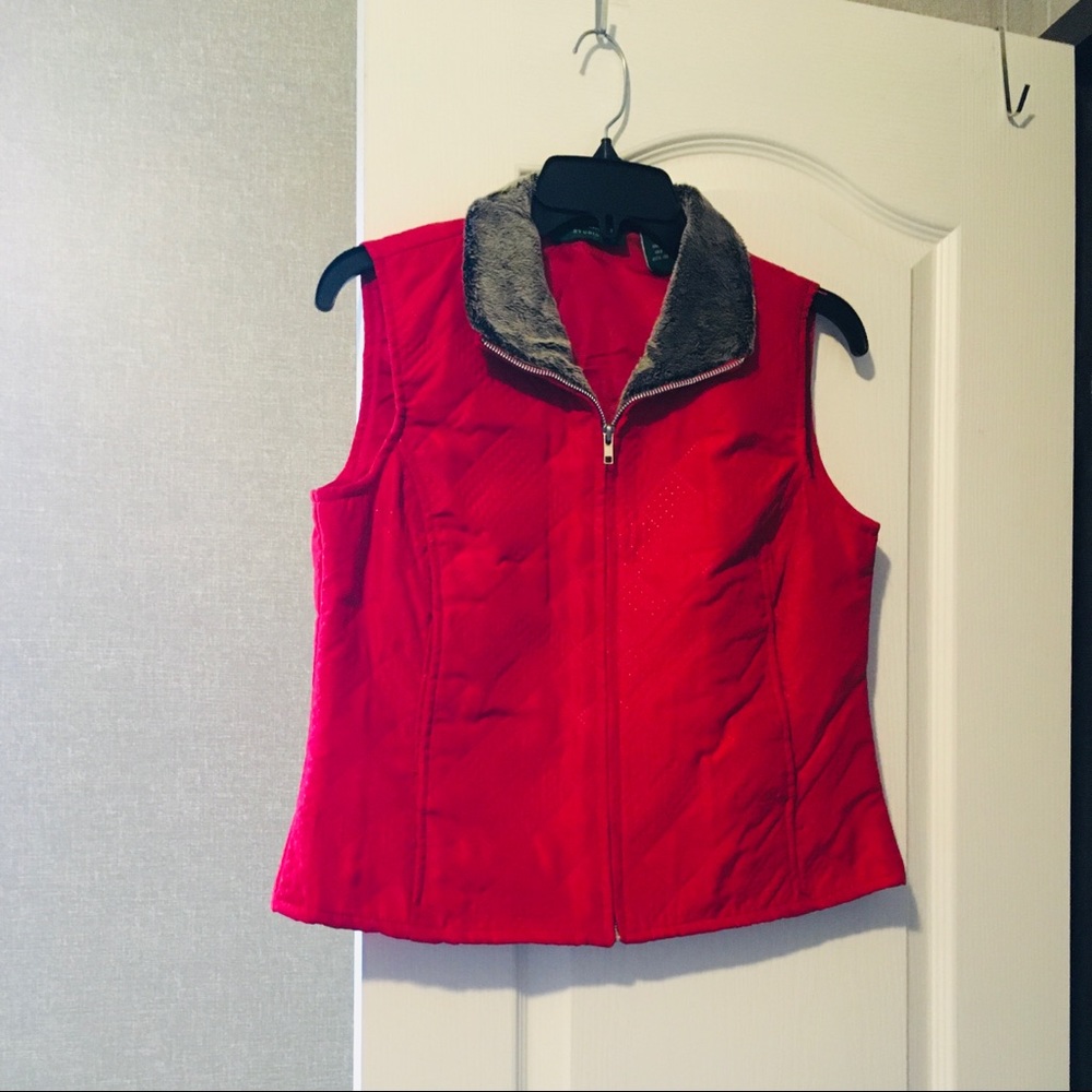Vest with fur collar